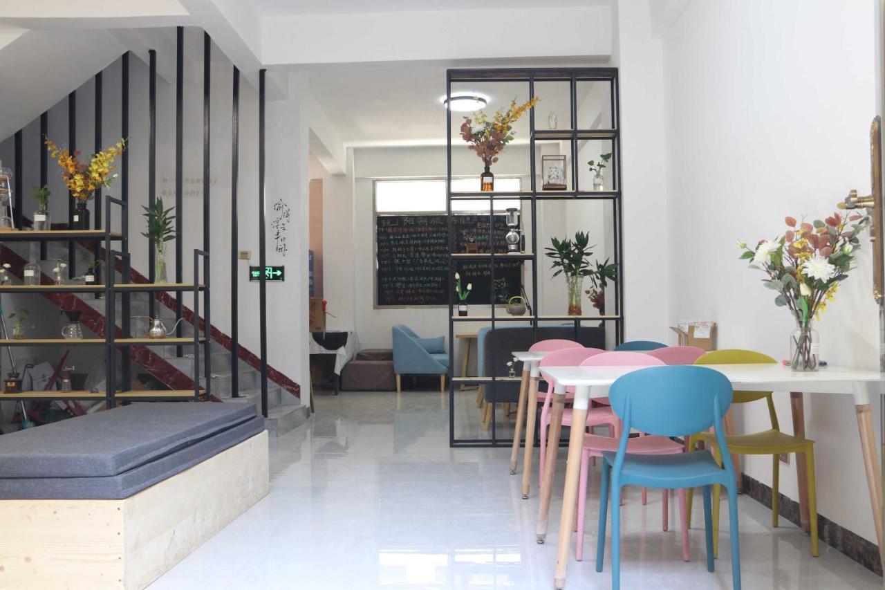 Showbiz Hostel Yangshuo Buitenkant foto