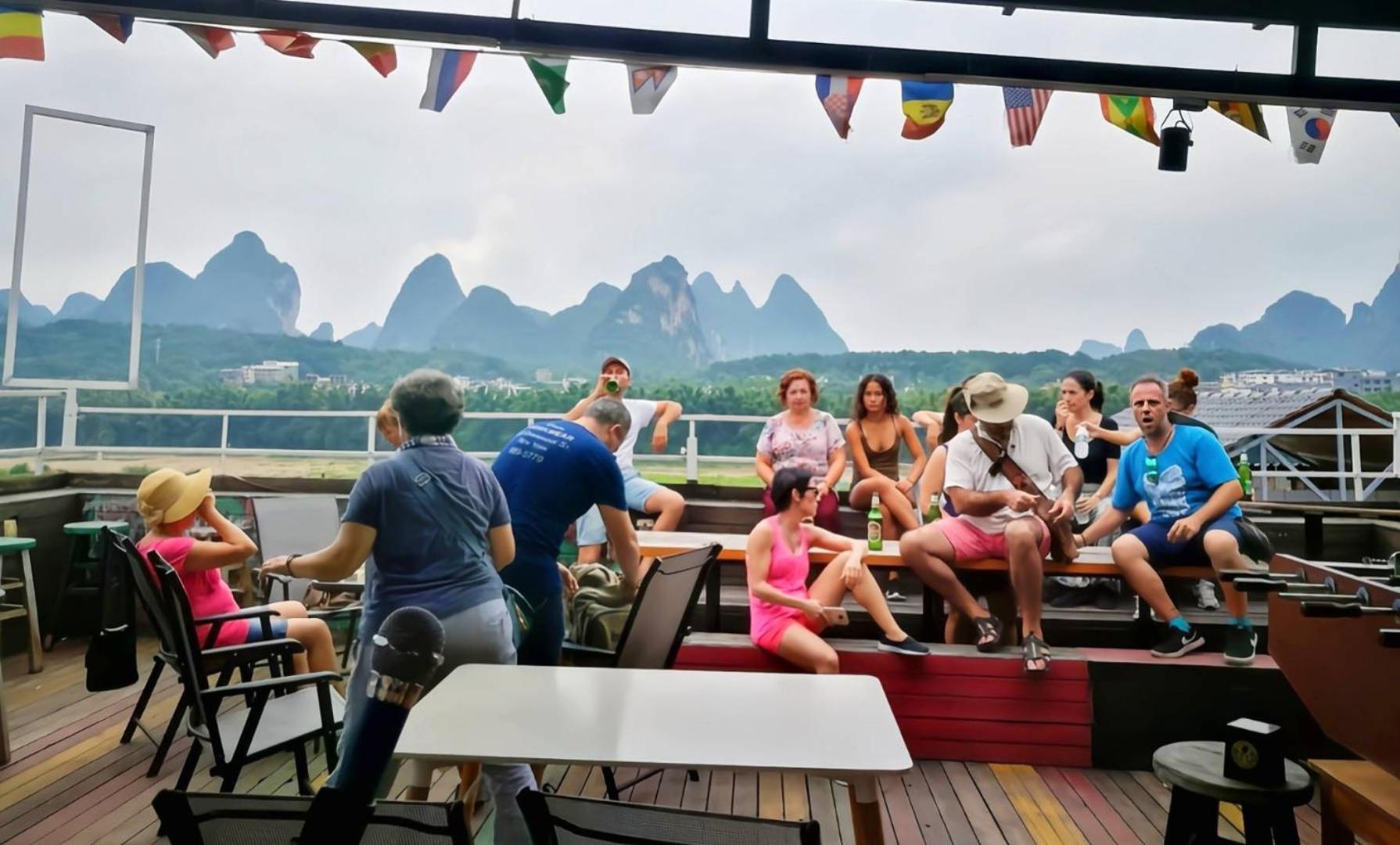Showbiz Hostel Yangshuo Buitenkant foto